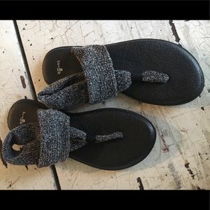 Sanuk sandels